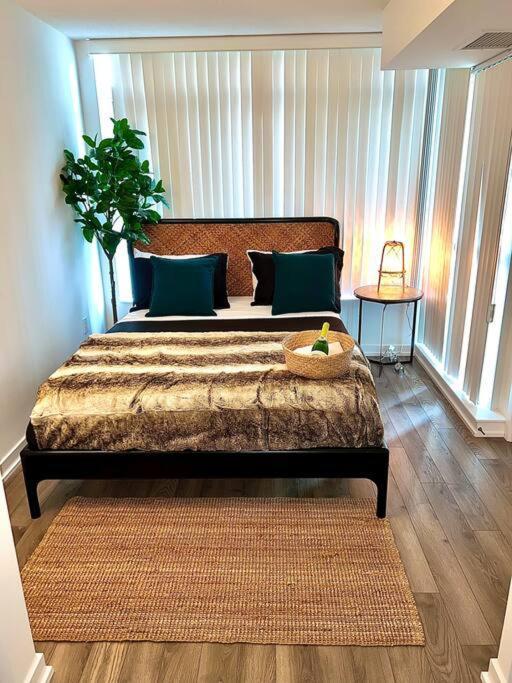 Luxurious Condo In The Center Of Downtown โตรอนโต ภายนอก รูปภาพ