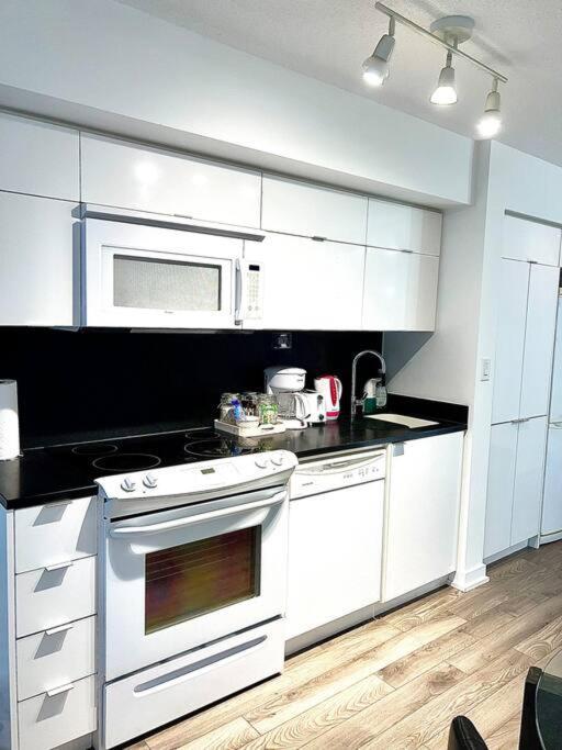 Luxurious Condo In The Center Of Downtown โตรอนโต ภายนอก รูปภาพ