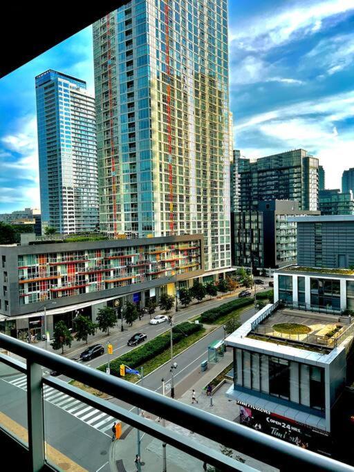 Luxurious Condo In The Center Of Downtown โตรอนโต ภายนอก รูปภาพ
