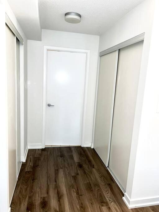 Luxurious Condo In The Center Of Downtown โตรอนโต ภายนอก รูปภาพ