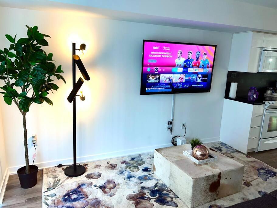 Luxurious Condo In The Center Of Downtown โตรอนโต ภายนอก รูปภาพ