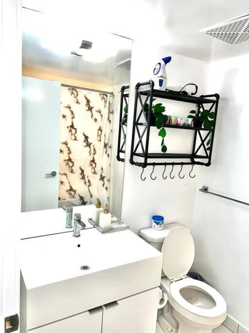 Luxurious Condo In The Center Of Downtown โตรอนโต ภายนอก รูปภาพ